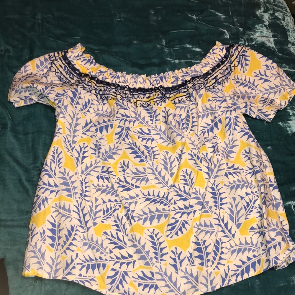 Adorable off-shoulder shirt